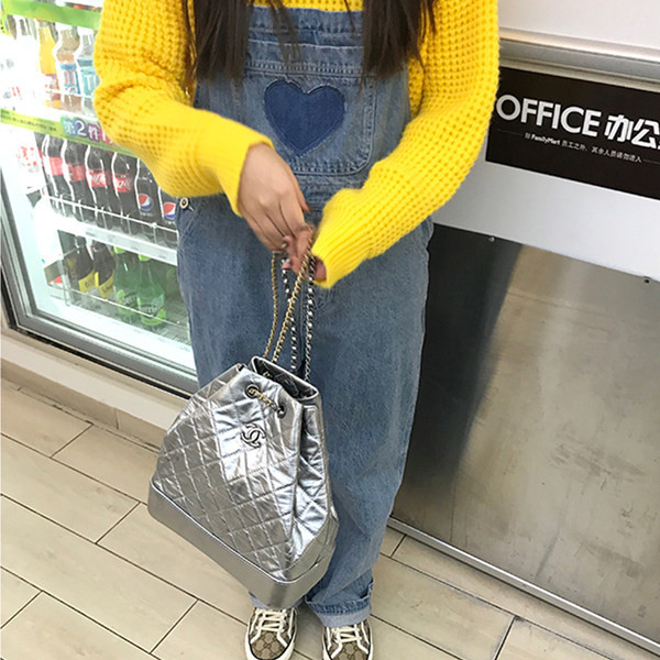 Γυναικεία τζιν ολόσωμη φόρμα με φαρδιά μπατζάκια και κεντημένη καρδιά