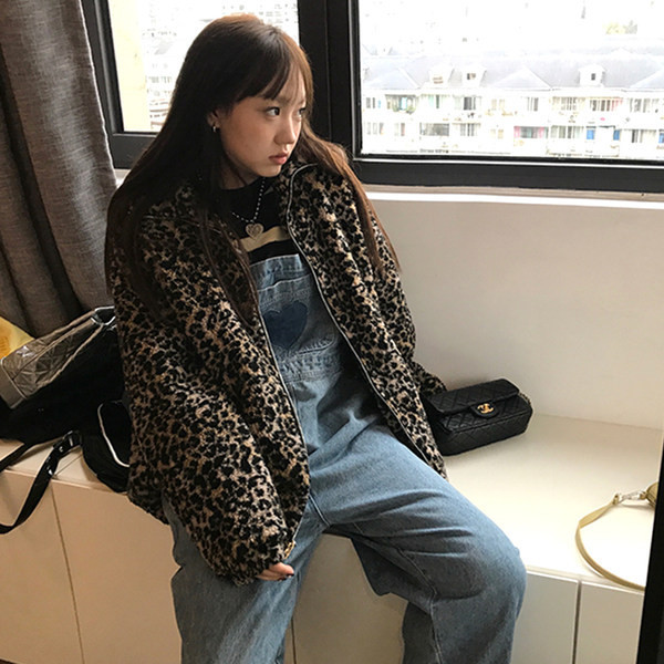 Γυναικεία τζιν ολόσωμη φόρμα με φαρδιά μπατζάκια και κεντημένη καρδιά