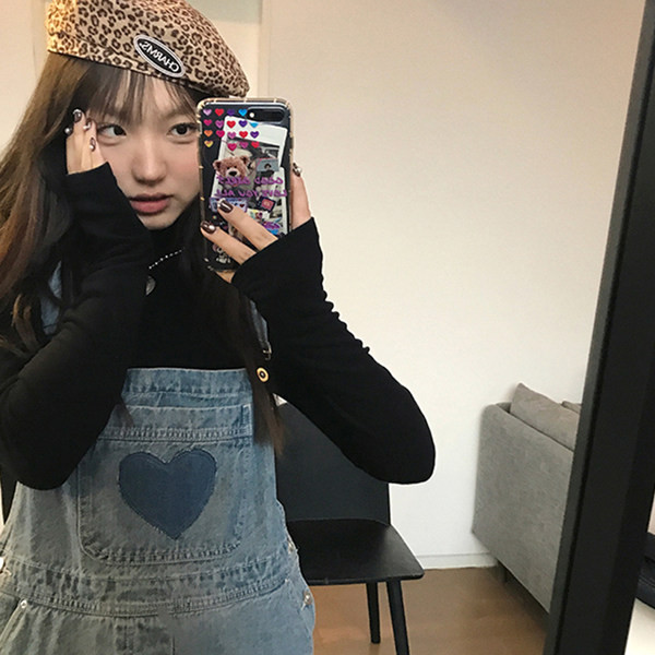 Γυναικεία τζιν ολόσωμη φόρμα με φαρδιά μπατζάκια και κεντημένη καρδιά