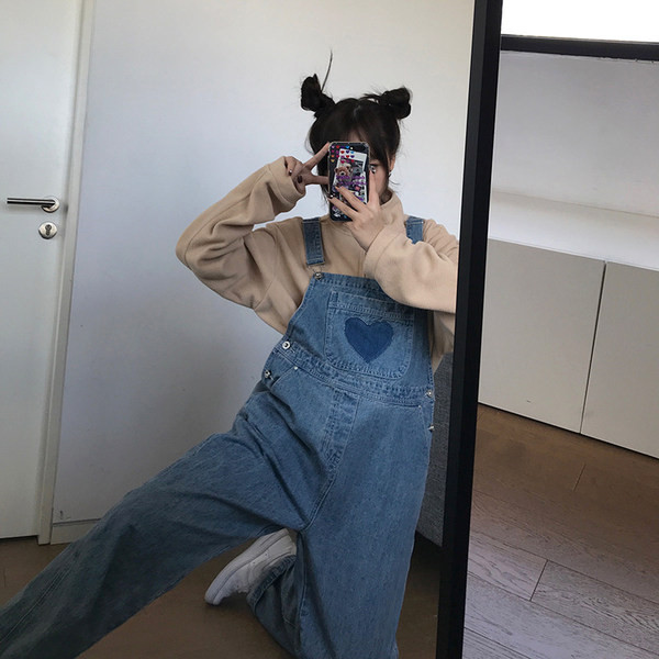 Γυναικεία τζιν ολόσωμη φόρμα με φαρδιά μπατζάκια και κεντημένη καρδιά