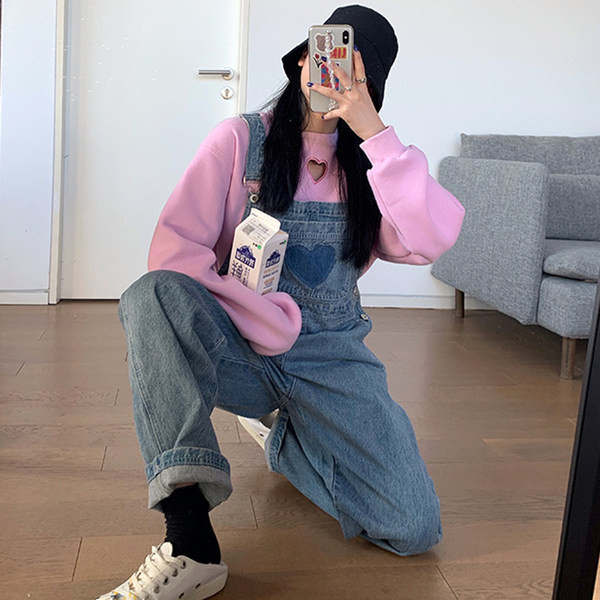 Γυναικεία τζιν ολόσωμη φόρμα με φαρδιά μπατζάκια και κεντημένη καρδιά