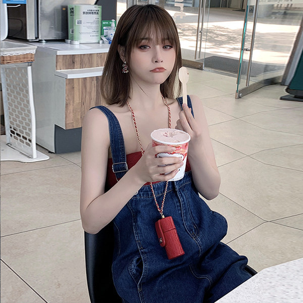 Reguleeritavate rihmade ja taskuga avar naiste kombinesoon