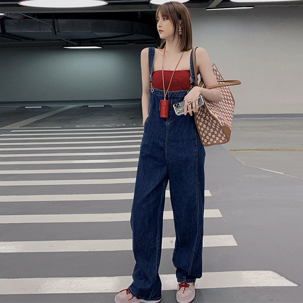 Reguleeritavate rihmade ja taskuga avar naiste kombinesoon