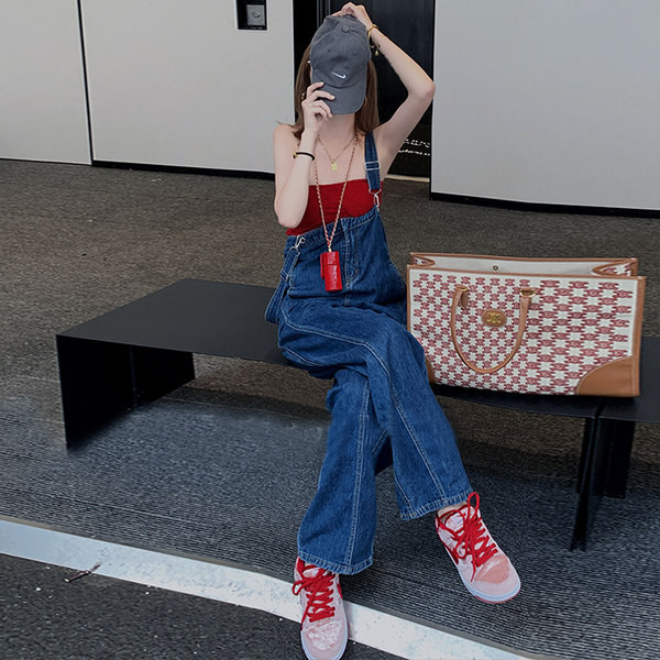 Reguleeritavate rihmade ja taskuga avar naiste kombinesoon