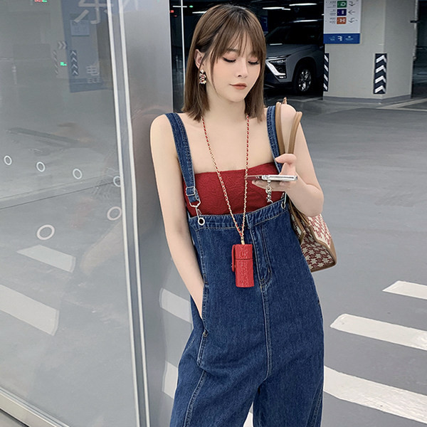 Reguleeritavate rihmade ja taskuga avar naiste kombinesoon