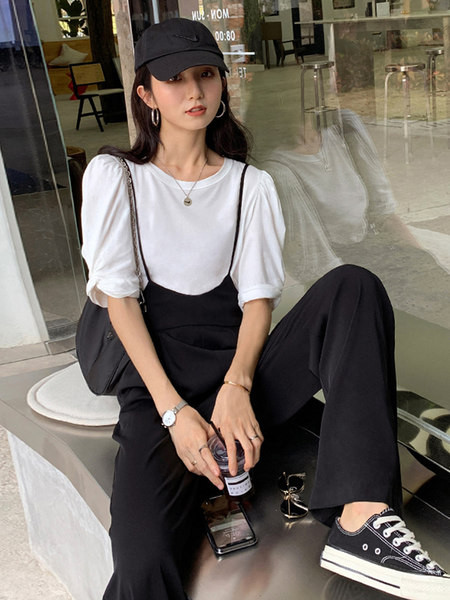 Γυναικεία φαρδιά φόρμα μοντέλου με ψηλόμεσο και τιράντες