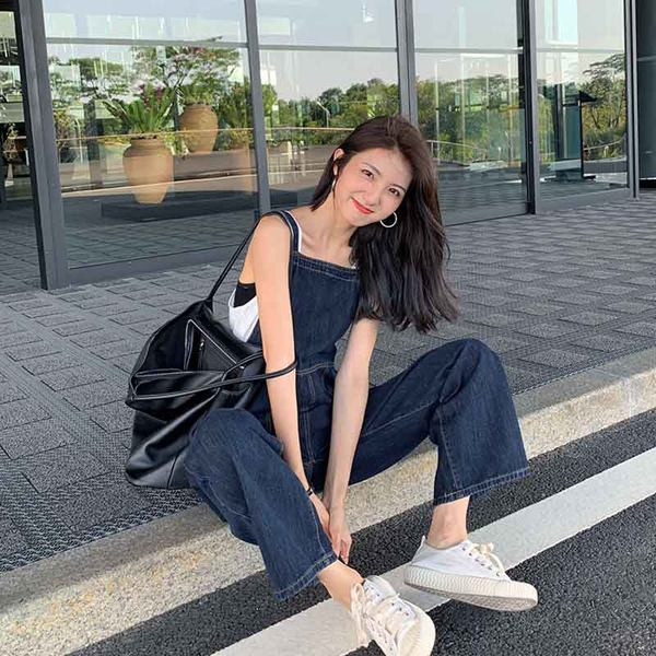 Lihtne vaba kombinesoon naistele