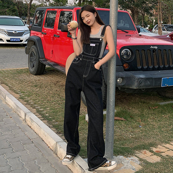 Salopetă de damă din denim de culoare închisă și deschisă