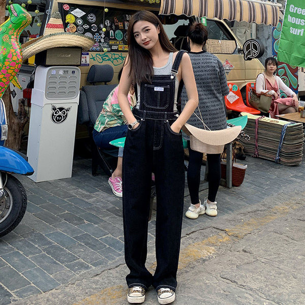 Salopetă de damă din denim de culoare închisă și deschisă