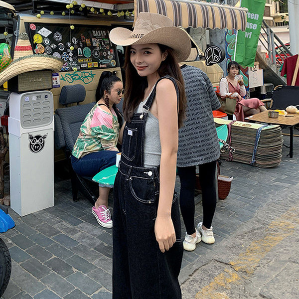 Salopetă de damă din denim de culoare închisă și deschisă