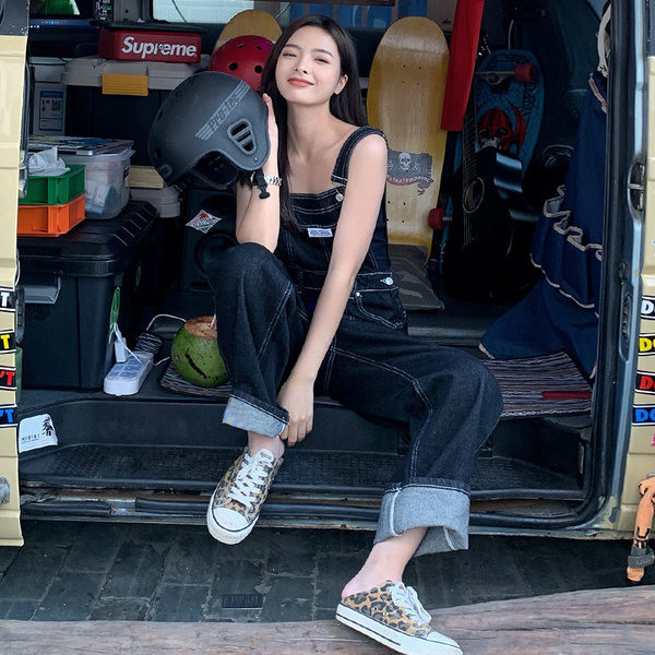 Salopetă de damă din denim de culoare închisă și deschisă