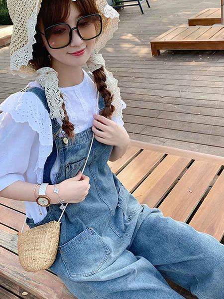 Salopetă de damă din denim cu bretele