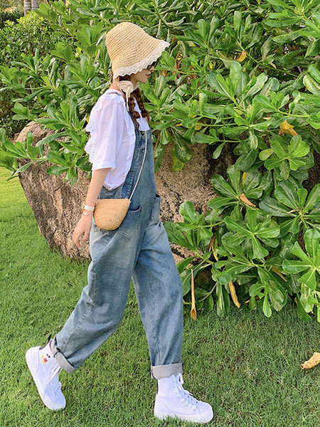 Salopetă de damă din denim cu bretele