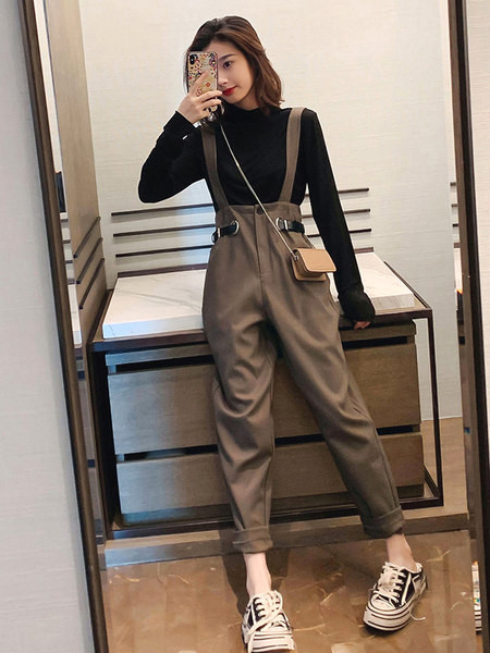 Ženski kombinezon sa širokim nogavicama visokog struka i naramenicama