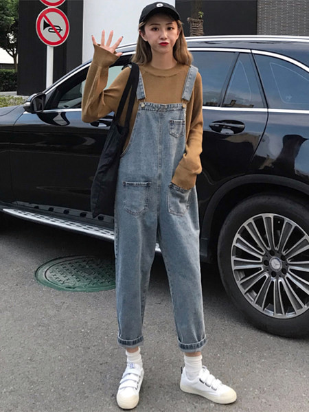 Naiste lai taskutega teksakombinesoon