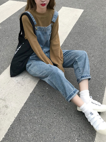 Naiste lai taskutega teksakombinesoon