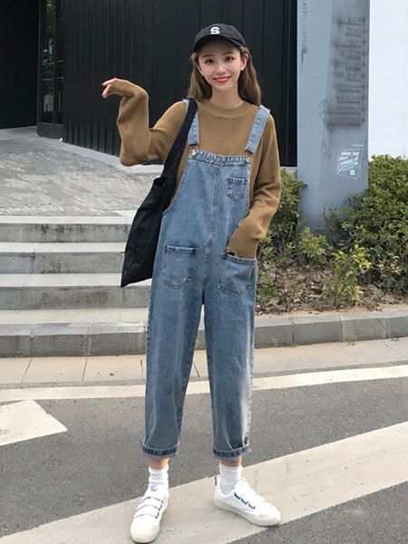 Naiste lai taskutega teksakombinesoon