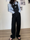 Ženski traper kombinezon sa džepovima u crnoj boji