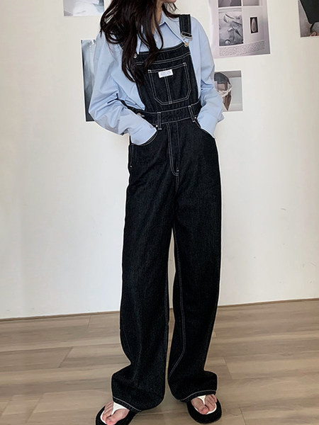 Ženski traper kombinezon sa džepovima u crnoj boji