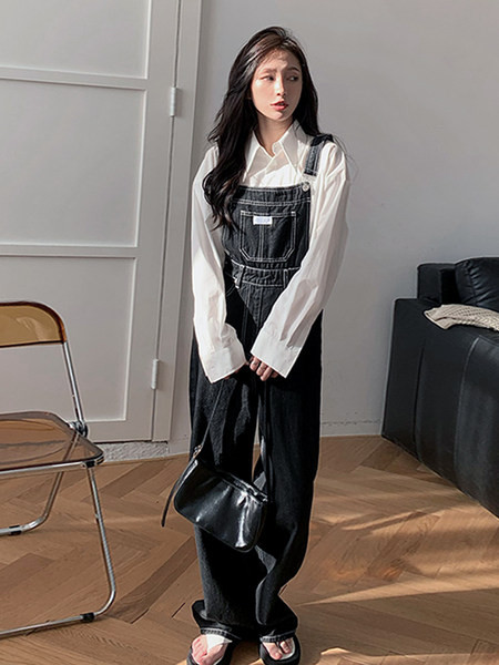 Ženski traper kombinezon sa džepovima u crnoj boji