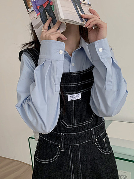 Ženski traper kombinezon sa džepovima u crnoj boji