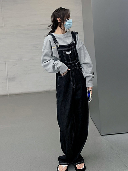 Ženski traper kombinezon sa džepovima u crnoj boji