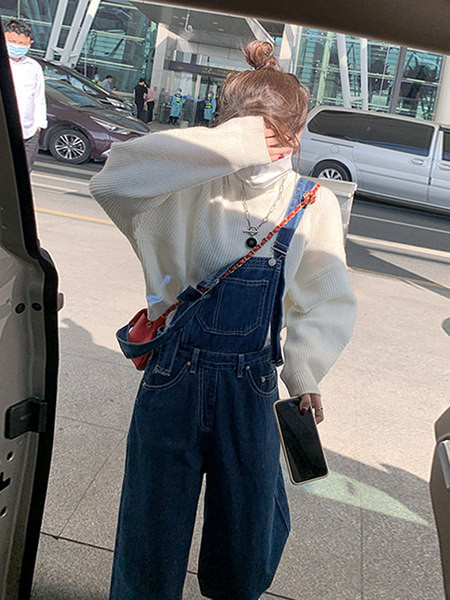 Sirge, laiade säärtega teksast kombinesoon