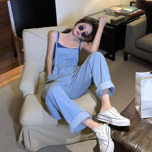 Ležerni ženski kombinezon s tankim naramenicama od trapera