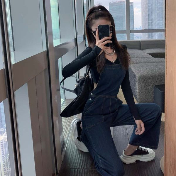 Široki ženski kombinezon s ravnim hlačama