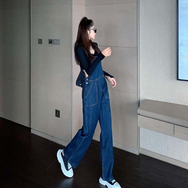 Široki ženski kombinezon s ravnim hlačama