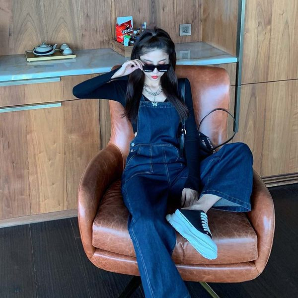 Široki ženski kombinezon s ravnim hlačama