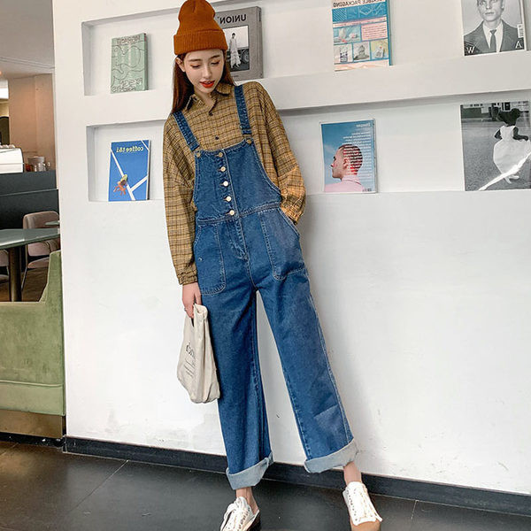 Tasku ja nööpidega teksariidest kombinesoon