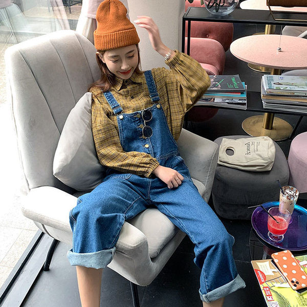 Tasku ja nööpidega teksariidest kombinesoon