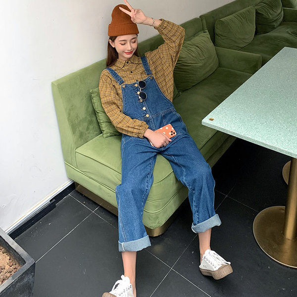 Tasku ja nööpidega teksariidest kombinesoon