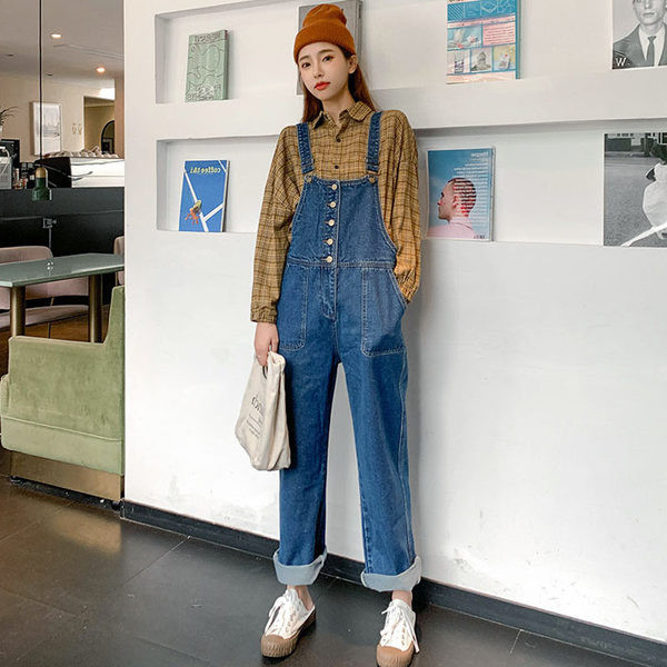 Tasku ja nööpidega teksariidest kombinesoon