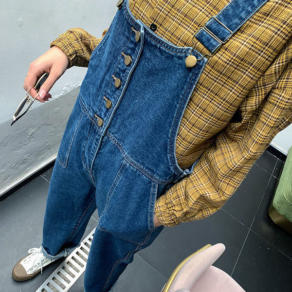 Tasku ja nööpidega teksariidest kombinesoon