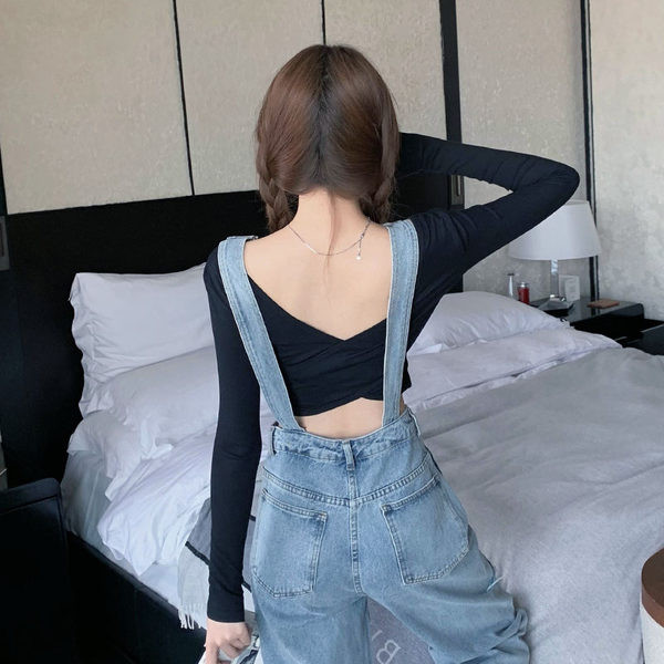 Naiste teksakombinesoon, millel on rebenenud motiivid ja laiad sääred