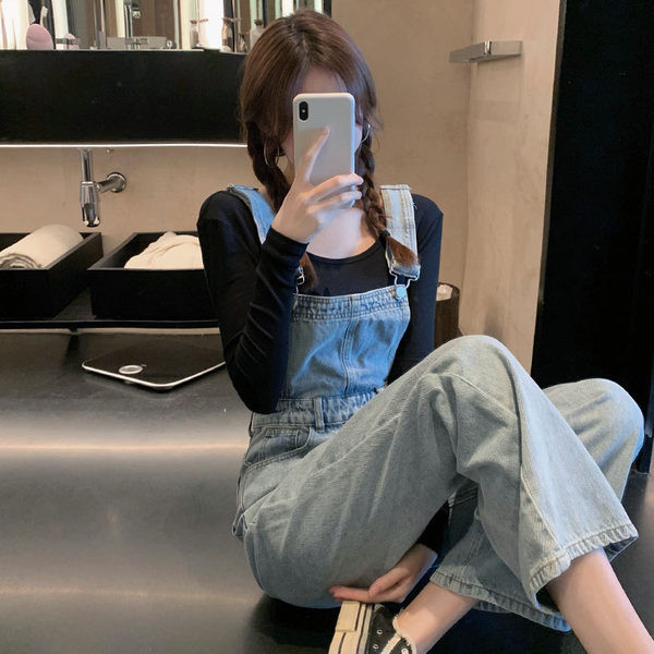 Naiste teksakombinesoon, millel on rebenenud motiivid ja laiad sääred