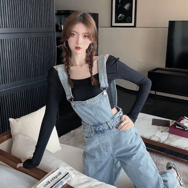 Naiste teksakombinesoon, millel on rebenenud motiivid ja laiad sääred