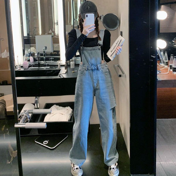 Naiste teksakombinesoon, millel on rebenenud motiivid ja laiad sääred