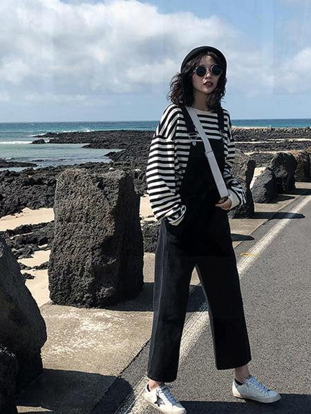 Ležerni ženski kombinezon na bretele u crnoj boji