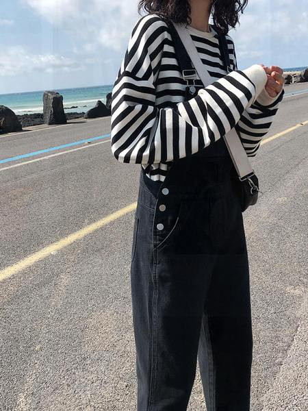 Ležerni ženski kombinezon na bretele u crnoj boji