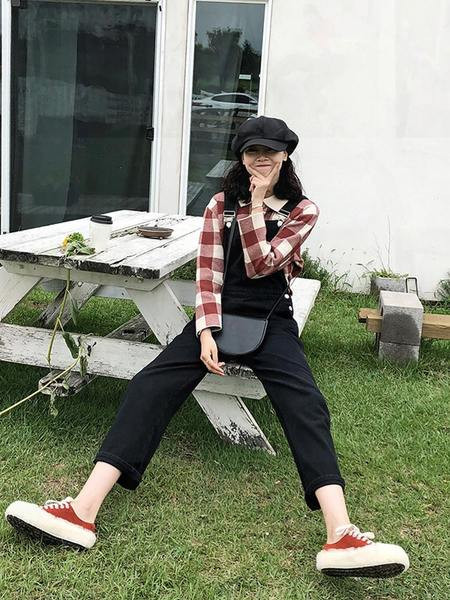 Ležerni ženski kombinezon na bretele u crnoj boji