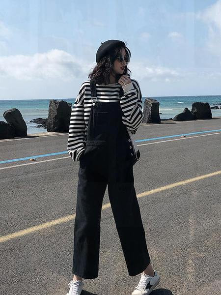 Ležerni ženski kombinezon na bretele u crnoj boji