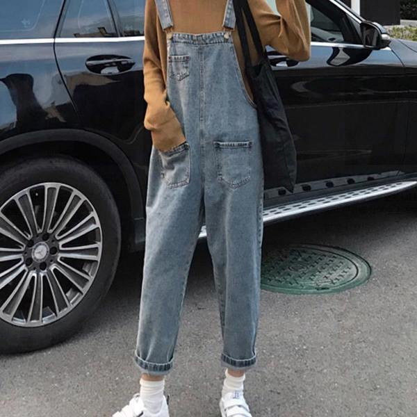 Uut mudelit esitaskutega naiste teksakombinesoon