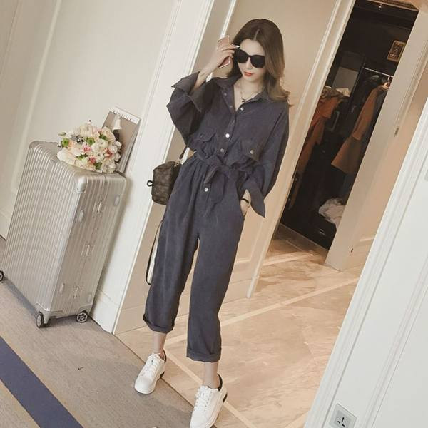 Kõrge vöökoha, nööpide ja taskuga vabaaja kombinesoon