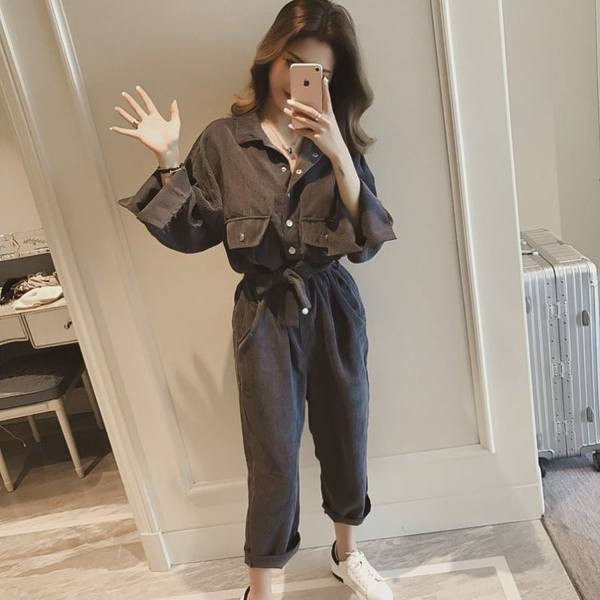 Kõrge vöökoha, nööpide ja taskuga vabaaja kombinesoon