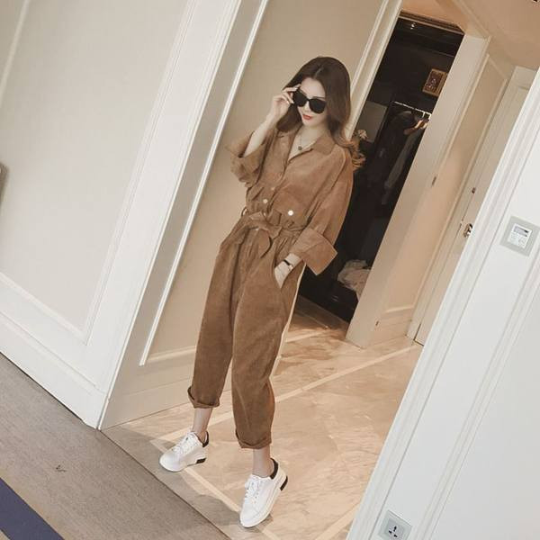 Kõrge vöökoha, nööpide ja taskuga vabaaja kombinesoon