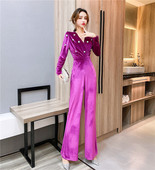 Ženski baršunasti kombinezon sa šiljatim dekolteom i dugim rukavima