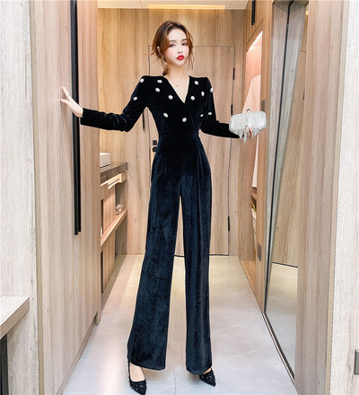 Ženski baršunasti kombinezon sa šiljatim dekolteom i dugim rukavima